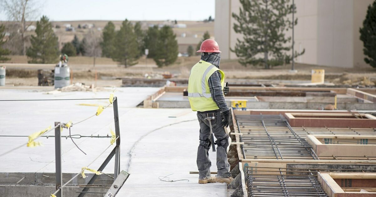 Tikintidə izolyasiyanın əsas rolu binanın istilik itkisini azaltmaq, enerji səmərəliliyini artırmaq, səs izolyasiyasını təmin etmək və tikinti elementlərini nəm və temperatur dəyişikliklərindən qorumaqdır. Bu, həmçinin daxili iqlimin tənzimlənməsinə, sağlam və komfortlu mühitin yaradılmasına, mühəndis sistemlərinin ömrünün uzanmasına və binanın ümumi istismar xərclərinin aşağı salınmasına kömək edir.